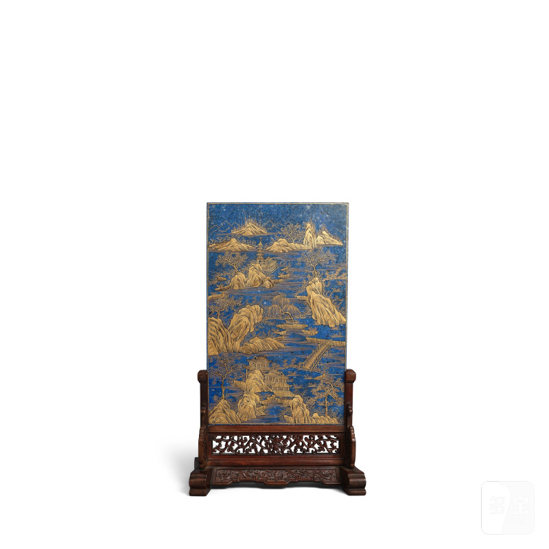 晚清 描金山水圖景青金石桌屏 帶木座 | A GILT-DECORATED 'LANDSCAPE' LAPIS LAZULI TABLESCREEN - 图2